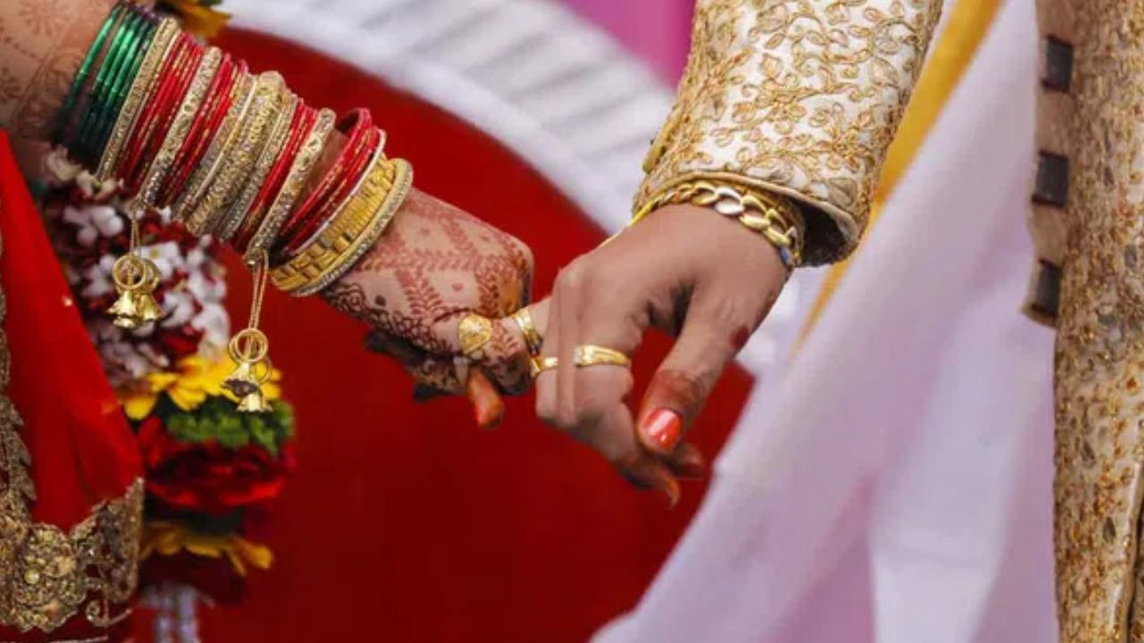 Madhya Pradesh : పెళ్లి జరుగుతుండగా విషం తాగిన వధూవరులు.. వరుడు మృతి, వధువు పరిస్థితి విషమం Madhya Pradesh : పెళ్లి జరుగుతుండగా విషం తాగిన వధూవరులు.. వరుడు మృతి, వధువు పరిస్థితి విషమం