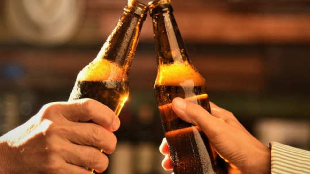 New Liquor Policy: ఆఫీసుల్లో మద్యం తాగొచ్చు.. ప్రభుత్వం ఉత్తర్వులు జారీ.. షరతులు ఏమిటంటే? New Liquor Policy: ఆఫీసుల్లో మద్యం తాగొచ్చు.. ప్రభుత్వం ఉత్తర్వులు జారీ.. షరతులు ఏమిటంటే?