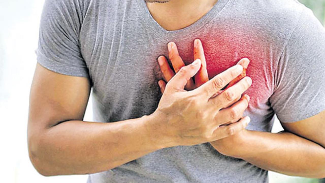 Heart Attack : క్రికెట్ ఆడుతూ గుండె పోటుతో సాఫ్ట్ వేర్ ఉద్యోగి మృతి Heart Attack : క్రికెట్ ఆడుతూ గుండె పోటుతో సాఫ్ట్ వేర్ ఉద్యోగి మృతి
