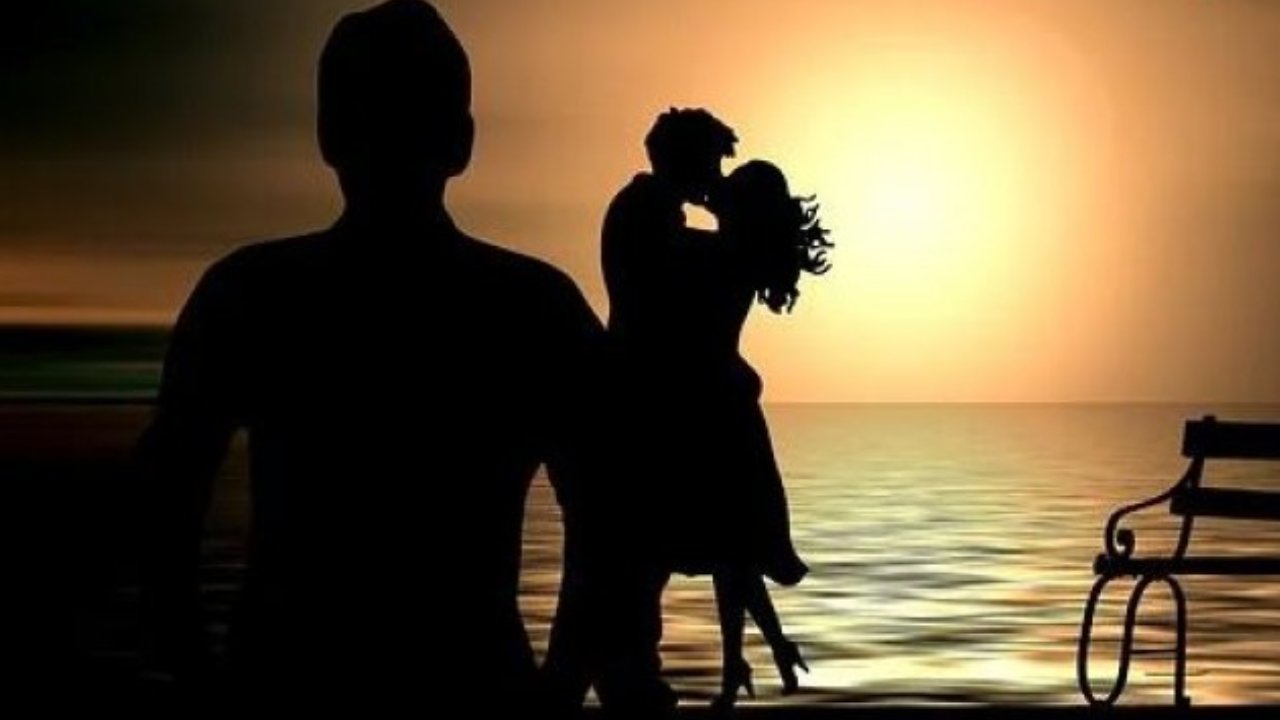 Illegal Relationship: ఇద్దరు ప్రియులతో గదిలో కోడలు.. అత్త చేసిన పనికి దిమ్మతిరిగిపోయింది.. Illegal Relationship: ఇద్దరు ప్రియులతో గదిలో కోడలు.. అత్త చేసిన పనికి దిమ్మతిరిగిపోయింది..