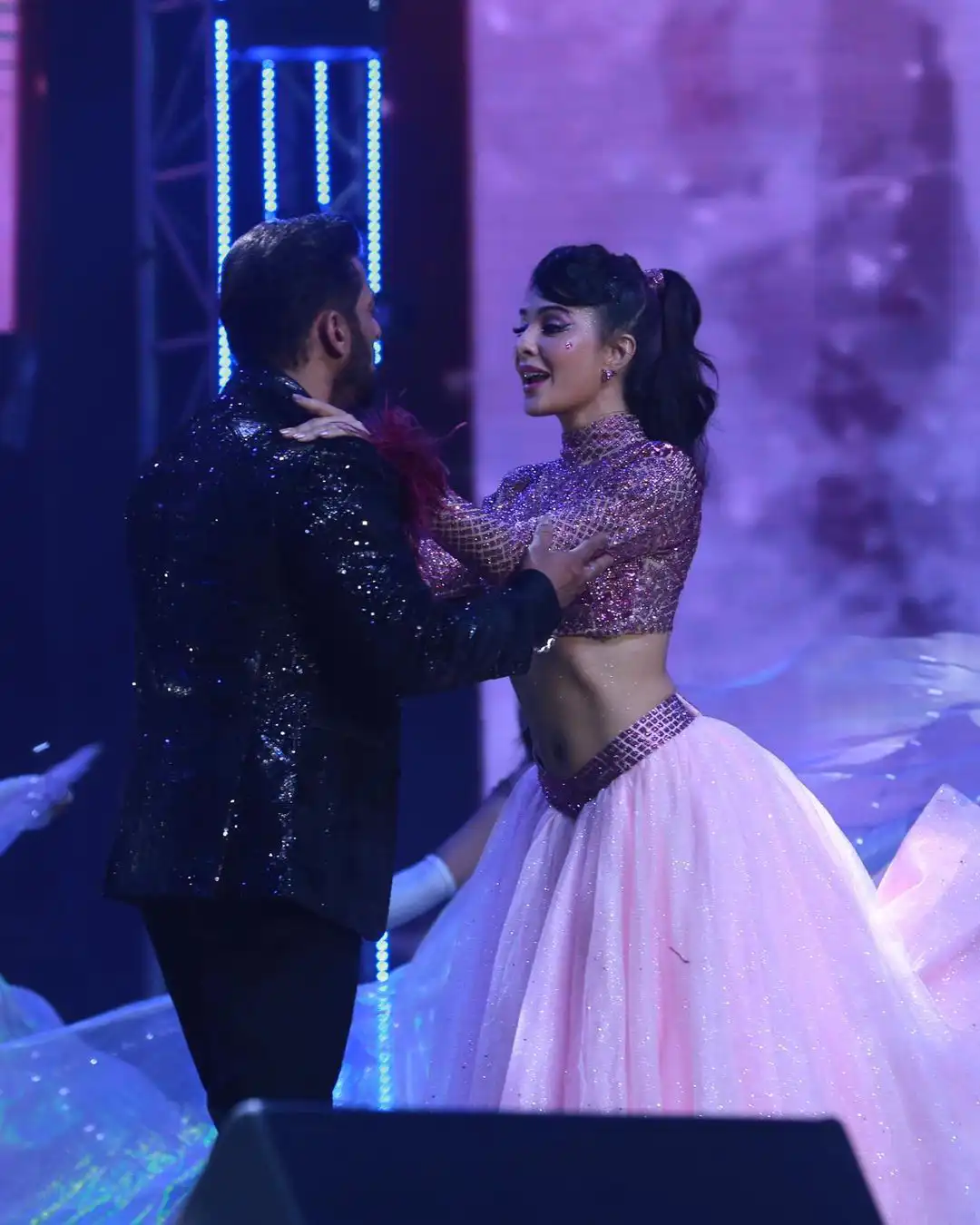Jacqueline Fernandez Dancing in a Event