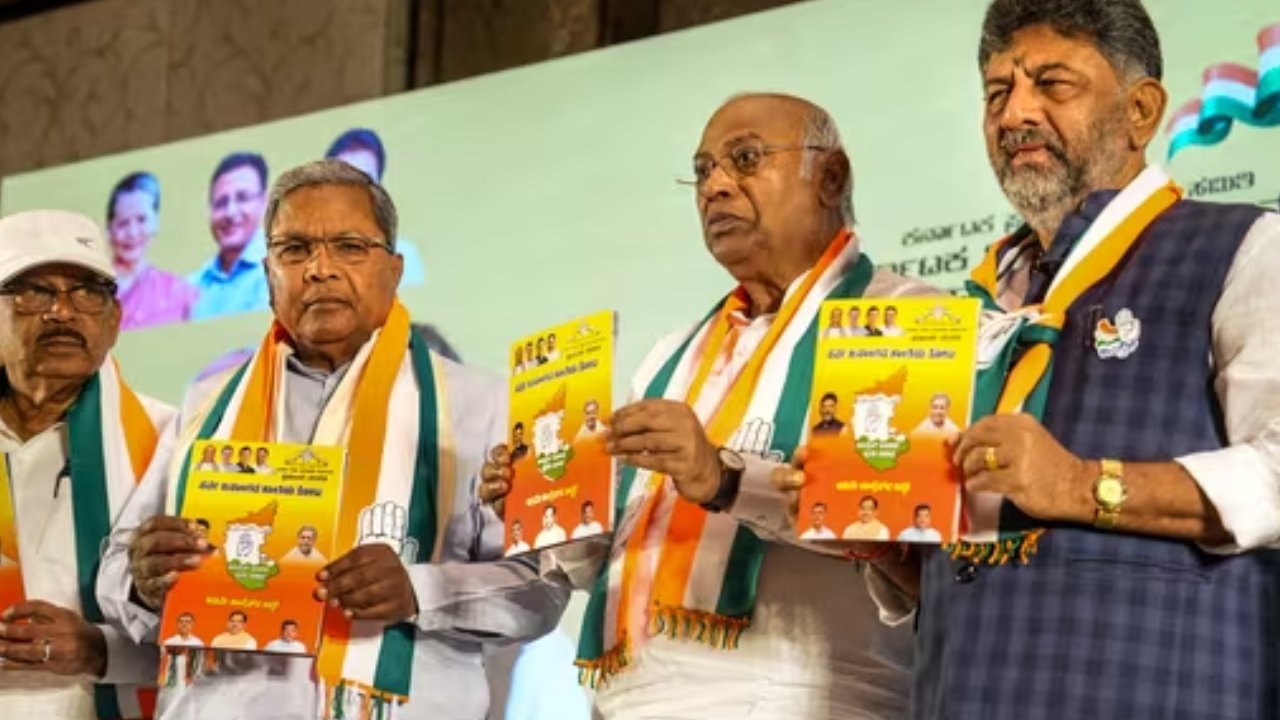 Karnataka Election 2023 : ప్రతి మహిళకు నెలకు రూ.2వేలు.. కర్ణాటకలో కాంగ్రెస్ ఎన్నికల మేనిఫెస్టో విడుదల .. Karnataka Election 2023 : ప్రతి మహిళకు నెలకు రూ.2వేలు.. కర్ణాటకలో కాంగ్రెస్ ఎన్నికల మేనిఫెస్టో విడుదల ..