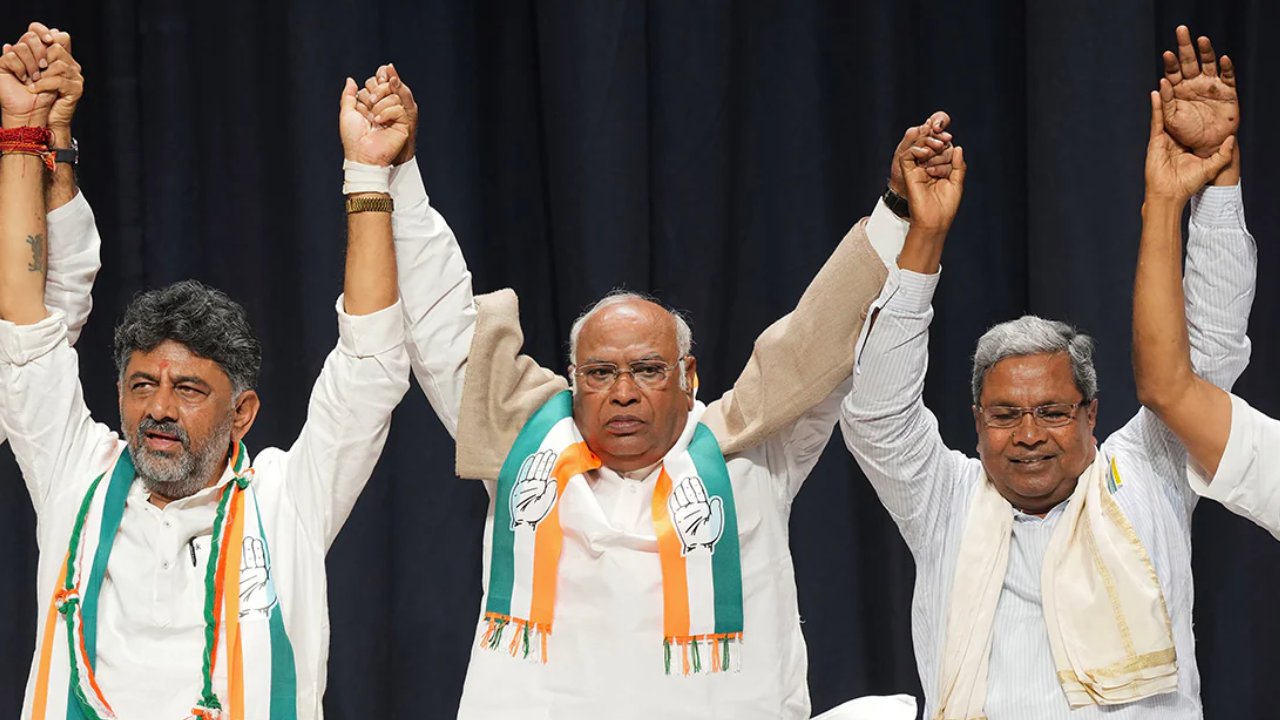 Karnataka CM Swearing: సిద్ధరామయ్య, శివకుమార్తో కలిసి మంత్రులుగా ప్రమాణ స్వీకారం చేసేది వీరే.. జాబితా విడుదల చేసిన అధిష్టానం Karnataka CM Swearing: సిద్ధరామయ్య, శివకుమార్తో కలిసి మంత్రులుగా ప్రమాణ స్వీకారం చేసేది వీరే.. జాబితా విడుదల చేసిన అధిష్టానం
