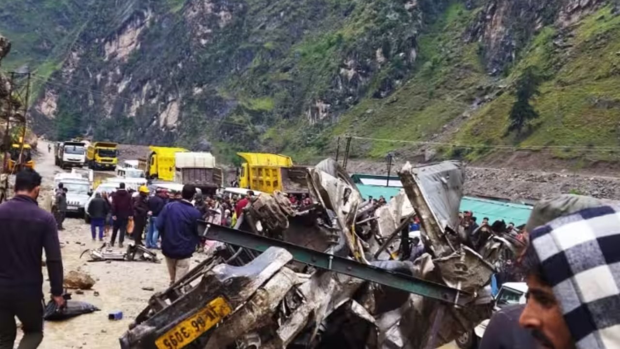 Kishtwar Road accident: జమ్మూకశ్మీర్ కిష్త్వార్లోని డ్యామ్ వద్ద ప్రమాదం.. ఏడుగురు మృతి Kishtwar Road accident: జమ్మూకశ్మీర్ కిష్త్వార్లోని డ్యామ్ వద్ద ప్రమాదం.. ఏడుగురు మృతి