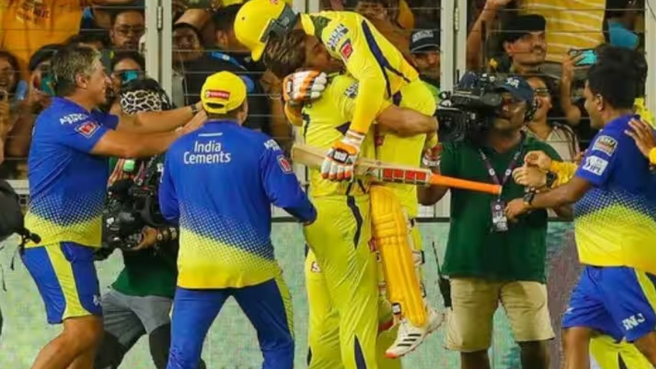 IPL 2023 Final: జడేజాను ఎత్తుకొని సంబరాలు చేసుకున్న ధోనీ.. వీడియో వైరల్.. సీఎస్కే ఫ్యాన్స్ ఖుషీఖుషీ IPL 2023 Final: జడేజాను ఎత్తుకొని సంబరాలు చేసుకున్న ధోనీ.. వీడియో వైరల్.. సీఎస్కే ఫ్యాన్స్ ఖుషీఖుషీ