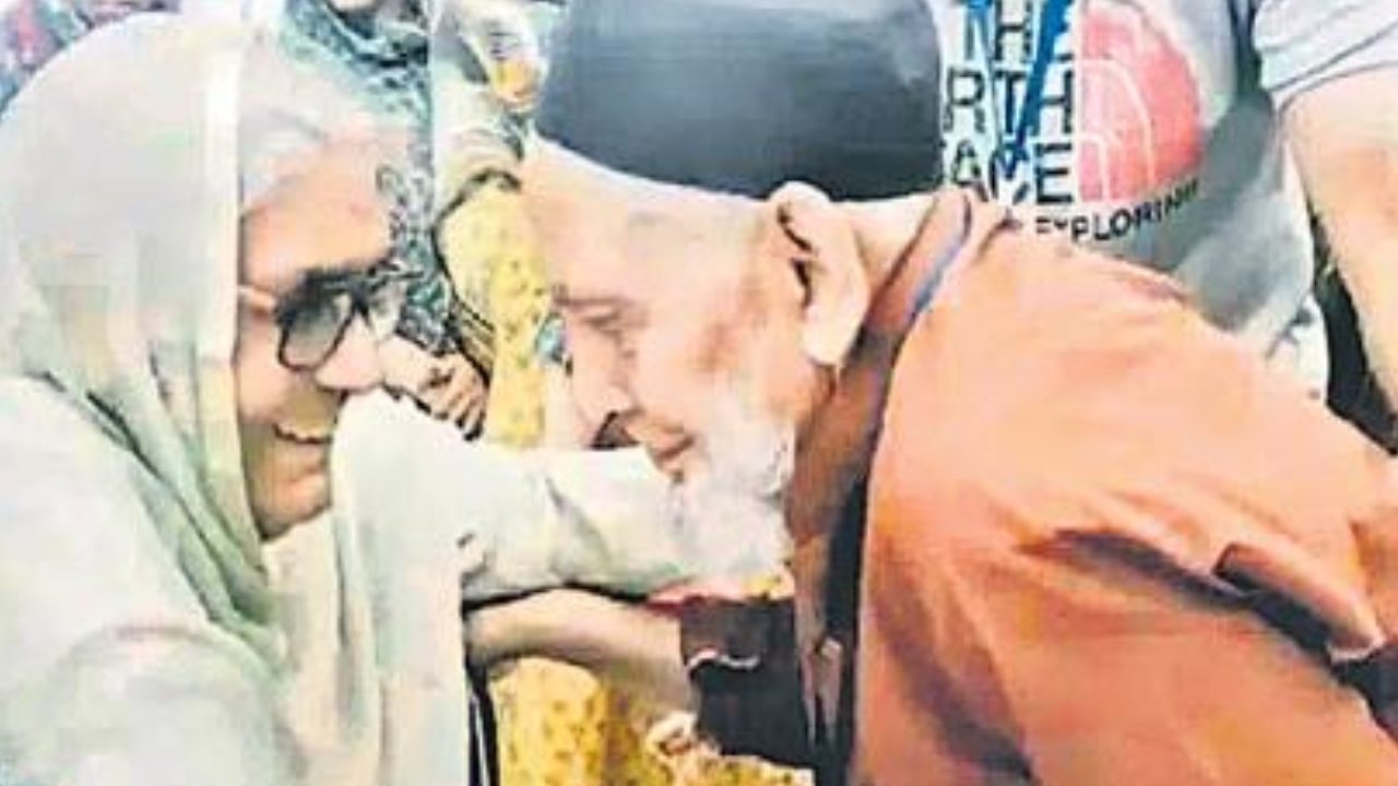 Mahender Kaur – Sheikh Abdul : విడిపోయిన అక్కాతమ్ముుడు 75ఏళ్ల తర్వాత కలుసుకున్నారు.. అక్క భారత్ లో.. తమ్ముడు పాకిస్థాన్ లో Mahender Kaur – Sheikh Abdul : విడిపోయిన అక్కాతమ్ముుడు 75ఏళ్ల తర్వాత కలుసుకున్నారు.. అక్క భారత్ లో.. తమ్ముడు పాకిస్థాన్ లో