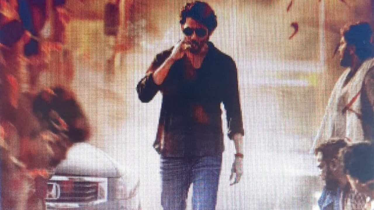 SSMB28 : సోషల్ మీడియాలో SSMB28 వీడియో లీక్.. మహేష్ ఎంత మాస్గా ఉన్నాడో చూశారా? SSMB28 : సోషల్ మీడియాలో SSMB28 వీడియో లీక్.. మహేష్ ఎంత మాస్గా ఉన్నాడో చూశారా?