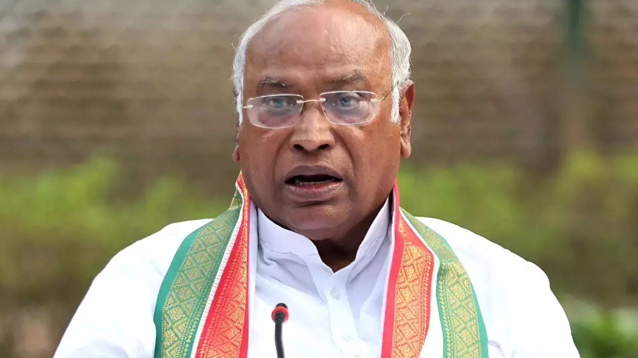 Mallikharjuna Kharge : భజరంగ్దళ్పై సంచలన వ్యాఖ్యలు.. మల్లిఖార్జున ఖర్గేపై పరువునష్టం కేసు నమోదు Mallikharjuna Kharge : భజరంగ్దళ్పై సంచలన వ్యాఖ్యలు.. మల్లిఖార్జున ఖర్గేపై పరువునష్టం కేసు నమోదు