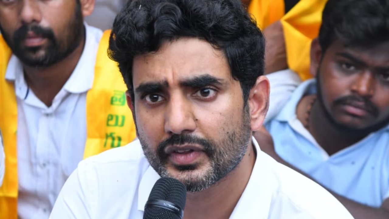 Nara Lokesh : యువగళం పాదయాత్ర దెబ్బకి రోడ్డు మీదికి వస్తోన్న వైసీపీ దొంగల బ్యాచ్ : నారా లోకేశ్ Nara Lokesh : యువగళం పాదయాత్ర దెబ్బకి రోడ్డు మీదికి వస్తోన్న వైసీపీ దొంగల బ్యాచ్ : నారా లోకేశ్