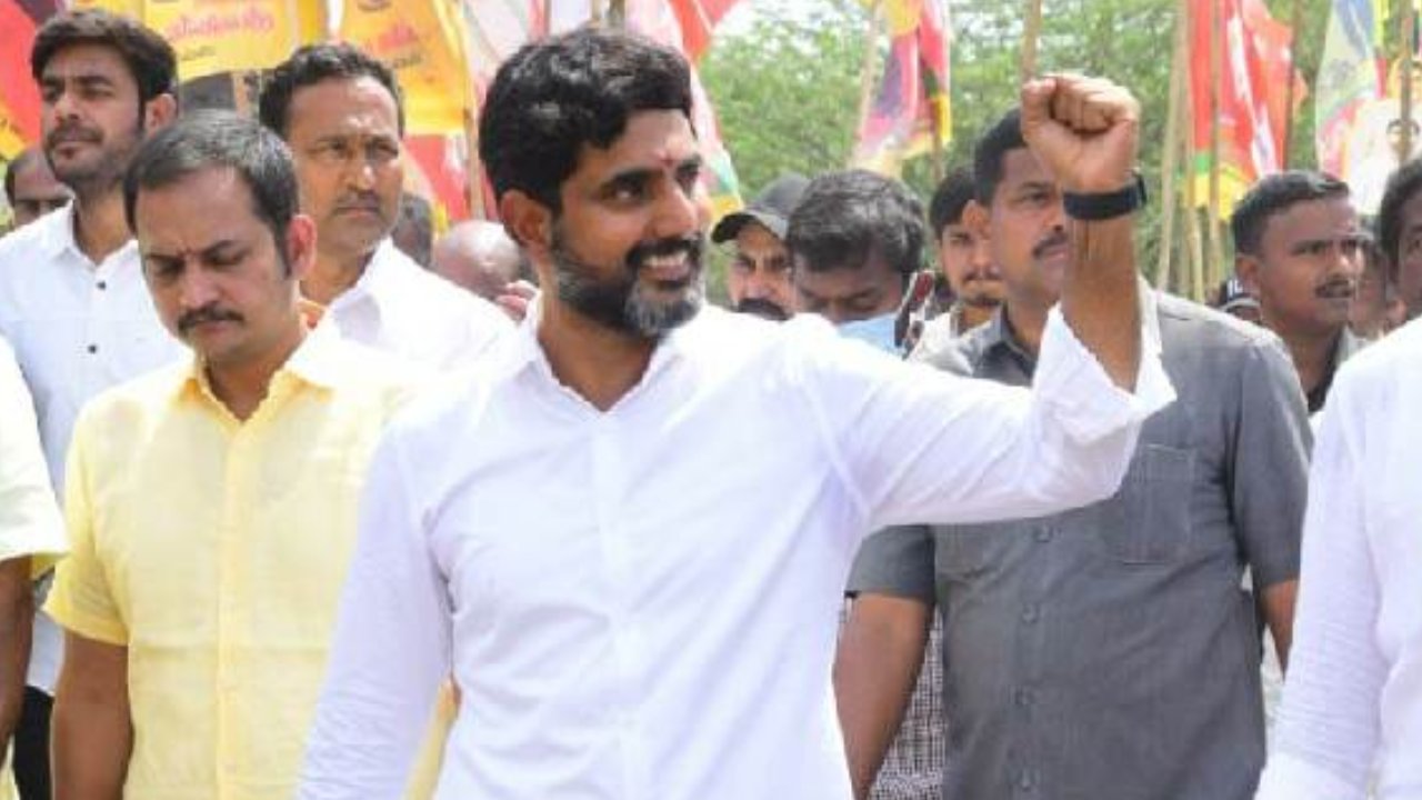 Yuvagalam Padayatra: కోడుమూరులో ఉద్రిక్తత.. నారా లోకేశ్ దళితులకు క్షమాపణ చెప్పాలని ఎమ్మెల్యే, దళిత సంఘాల నిరసన Yuvagalam Padayatra: కోడుమూరులో ఉద్రిక్తత.. నారా లోకేశ్ దళితులకు క్షమాపణ చెప్పాలని ఎమ్మెల్యే, దళిత సంఘాల నిరసన