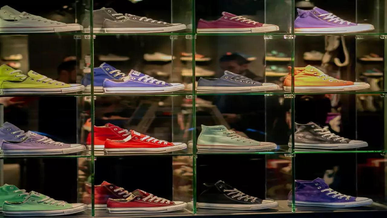 Theft of 200 shoes : రూ.10 లక్షల విలువైన షూలు కొట్టేసారు.. పాపం అన్నీ కుడి పాదానికి వేసుకునేవట.. Theft of 200 shoes : రూ.10 లక్షల విలువైన షూలు కొట్టేసారు.. పాపం అన్నీ కుడి పాదానికి వేసుకునేవట..