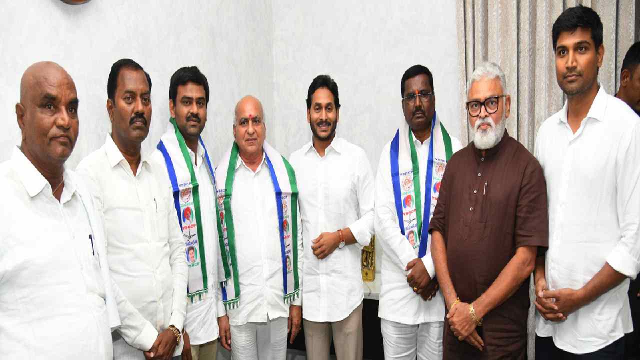 Yarram Venkateswara Reddy: సీఎం జగన్ సమక్షంలో వైసీపీలో చేరిన మాజీ ఎమ్మెల్యే యర్రం వెంకటేశ్వర రెడ్డి Yarram Venkateswara Reddy: సీఎం జగన్ సమక్షంలో వైసీపీలో చేరిన మాజీ ఎమ్మెల్యే యర్రం వెంకటేశ్వర రెడ్డి