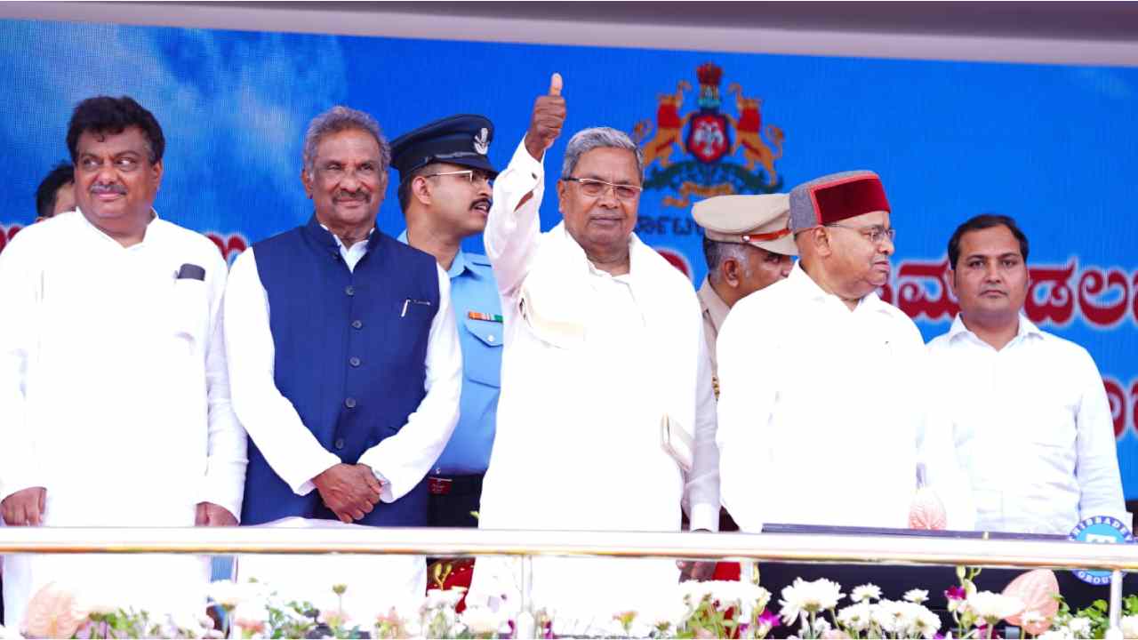 Karnataka: ఆ 5 హామీల అమలుకు సిద్ధరామయ్య కేబినెట్ గ్రీన్ సిగ్నల్.. ఏమిటా హామీలు? ఎన్ని కోట్లాది రూపాయలు ఖర్చవుతాయో తెలుసా? Karnataka: ఆ 5 హామీల అమలుకు సిద్ధరామయ్య కేబినెట్ గ్రీన్ సిగ్నల్.. ఏమిటా హామీలు? ఎన్ని కోట్లాది రూపాయలు ఖర్చవుతాయో తెలుసా?