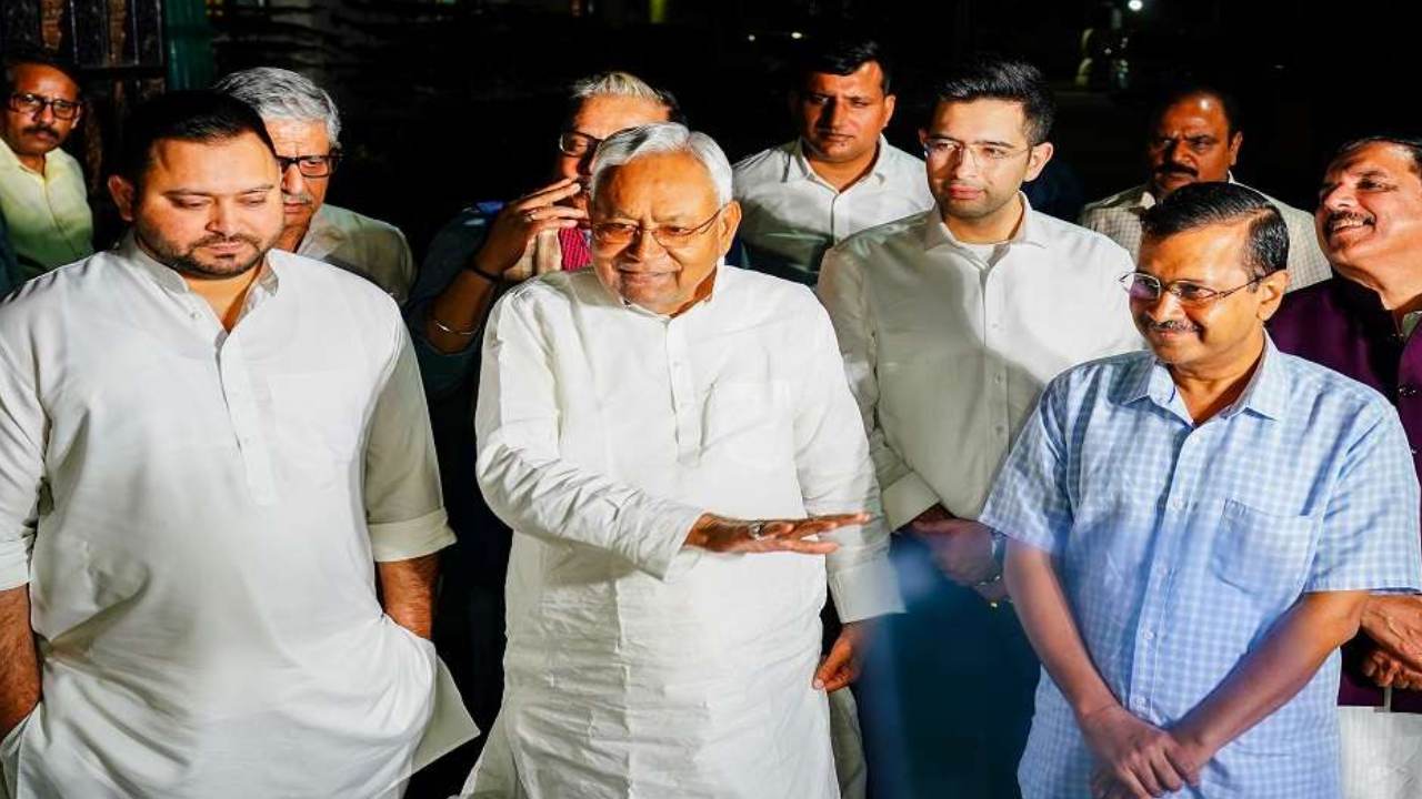 Opposition Parties Unity : విపక్షాల ఐక్యత కోసం ప్రయత్నాలు.. కేజ్రీవాల్ ని కలిసిన నితీశ్ కుమార్, తేజస్వి యాదవ్ Opposition Parties Unity : విపక్షాల ఐక్యత కోసం ప్రయత్నాలు.. కేజ్రీవాల్ ని కలిసిన నితీశ్ కుమార్, తేజస్వి యాదవ్