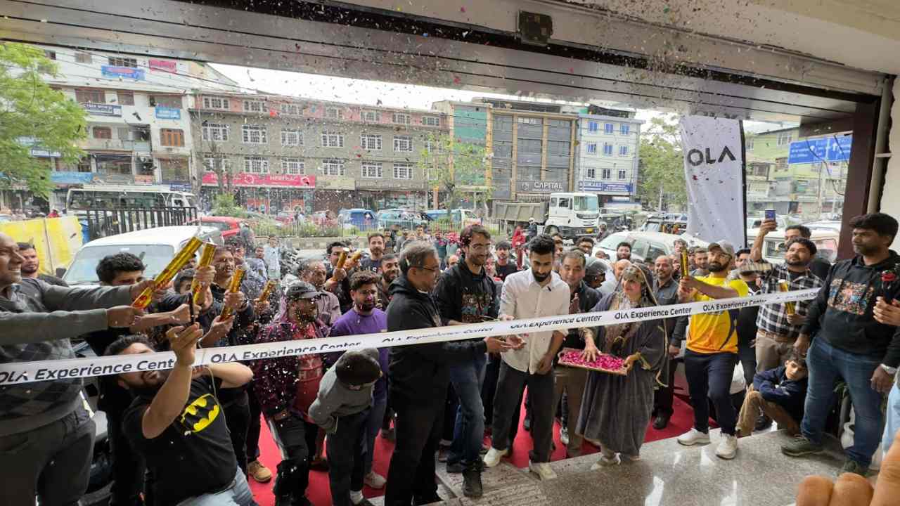Ola Electric _ Ola opens its 500th Experience Center in Srinagar