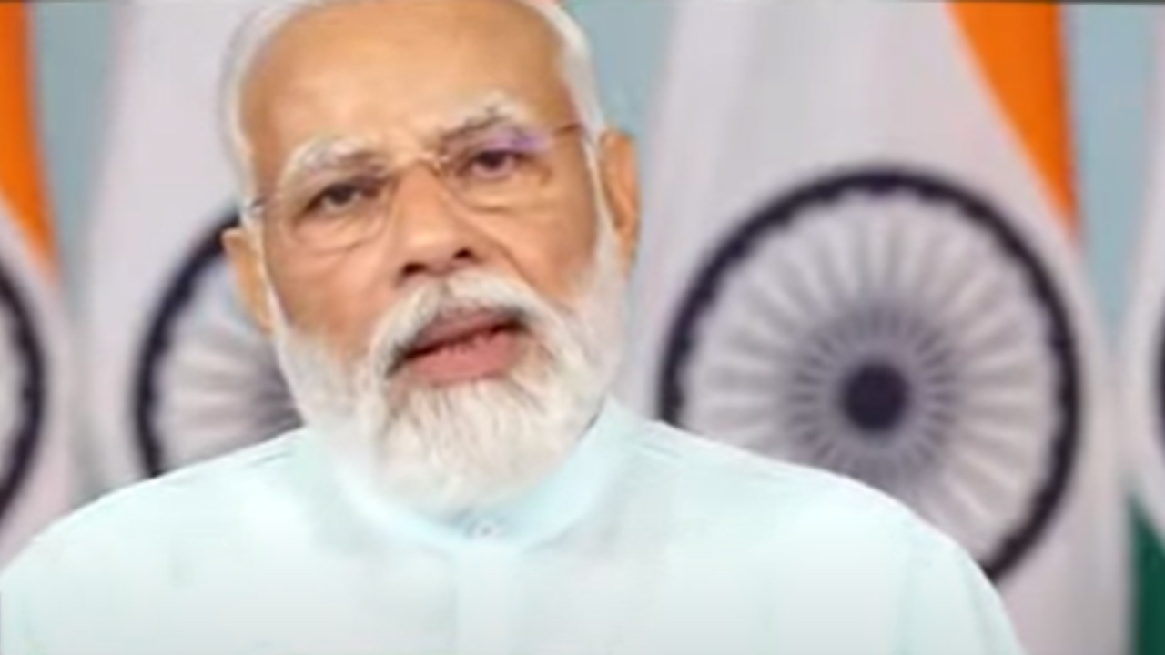 Vande Bharat Express: ఉత్తరాఖండ్ లో తొలి వందేభారత్ రైలును ప్రారంభించిన ప్రధాని మోదీ Vande Bharat Express: ఉత్తరాఖండ్ లో తొలి వందేభారత్ రైలును ప్రారంభించిన ప్రధాని మోదీ