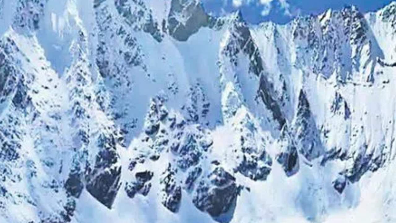Pakistan Avalanche : పాకిస్థాన్ లో తీవ్ర విషాదం.. హిమపాతం విరుచుకుపడి 10 మంది మృతి Pakistan Avalanche : పాకిస్థాన్ లో తీవ్ర విషాదం.. హిమపాతం విరుచుకుపడి 10 మంది మృతి