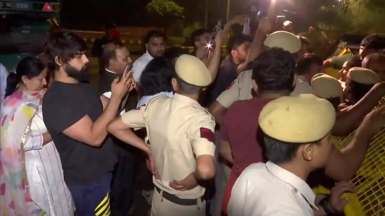 Wrestlers Protest: జంతర్ మంతర్ వద్ద అర్థరాత్రి పోలీసులకు, రెజ్లర్లకు మధ్య వాగ్వాదం.. అమిత్ షాకు బజరంగ్ పునియా లేఖ Wrestlers Protest: జంతర్ మంతర్ వద్ద అర్థరాత్రి పోలీసులకు, రెజ్లర్లకు మధ్య వాగ్వాదం.. అమిత్ షాకు బజరంగ్ పునియా లేఖ