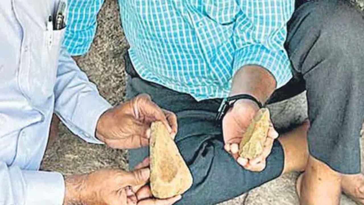 Primitive Human Signs : హైదరాబాద్ లో ఆదిమానవుని ఆనవాళ్లు.. 6 వేల ఏళ్ల నాటి రాతి గొడ్డళ్లు Primitive Human Signs : హైదరాబాద్ లో ఆదిమానవుని ఆనవాళ్లు.. 6 వేల ఏళ్ల నాటి రాతి గొడ్డళ్లు