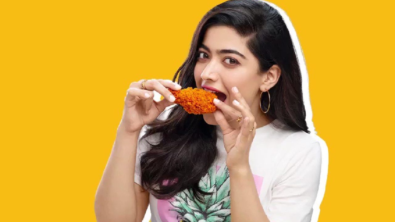 Rashmika Mandanna : మరో కాంట్రవర్సీలో చిక్కుకున్న రష్మిక.. చికెన్ తెచ్చిన సమస్య ఏంటో తెలుసా? Rashmika Mandanna : మరో కాంట్రవర్సీలో చిక్కుకున్న రష్మిక.. చికెన్ తెచ్చిన సమస్య ఏంటో తెలుసా?