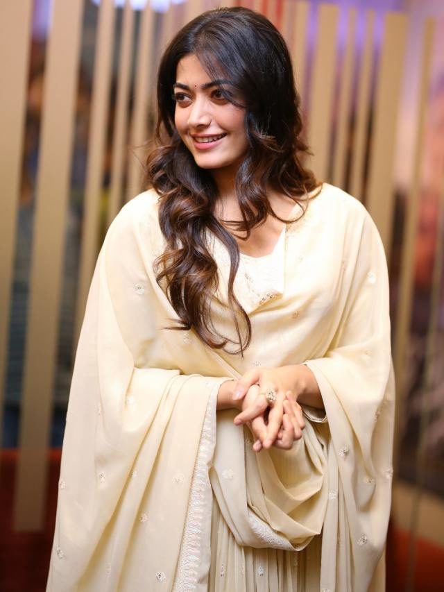 >రష్మిక మందన్న మెస్మరైజింగ్ లుక్స్..
