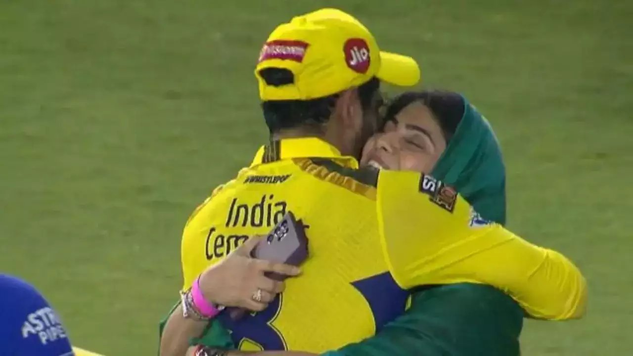 Ravindra Jadeja: సీఎస్కే విజయం తరువాత జడేజా భార్య ఏం చేసిందో తెలుసా? భావోద్వేగానికి గురైన జడేజా.. వీడియో వైరల్ Ravindra Jadeja: సీఎస్కే విజయం తరువాత జడేజా భార్య ఏం చేసిందో తెలుసా? భావోద్వేగానికి గురైన జడేజా.. వీడియో వైరల్