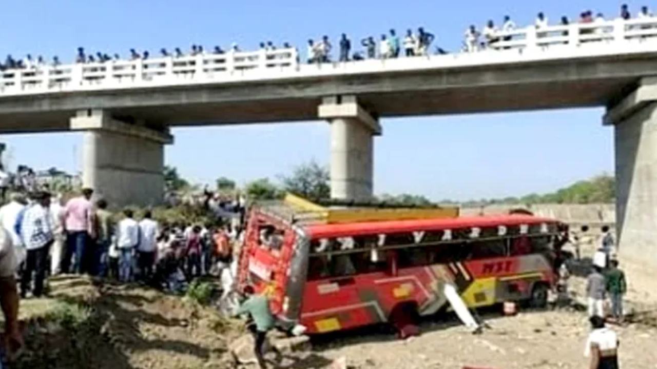 Road Accident : మధ్యప్రదేశ్ లో ఘోర రోడ్డు ప్రమాదం.. బస్సు నదిలో పడి 15 మంది మృతి Road Accident : మధ్యప్రదేశ్ లో ఘోర రోడ్డు ప్రమాదం.. బస్సు నదిలో పడి 15 మంది మృతి
