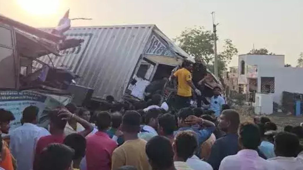 Road Accident: నాగ్పూర్-పూణే హైవేపై ట్రక్కును ఢీకొట్టిన బస్సు.. ఏడుగురు మృతి Road Accident: నాగ్పూర్-పూణే హైవేపై ట్రక్కును ఢీకొట్టిన బస్సు.. ఏడుగురు మృతి