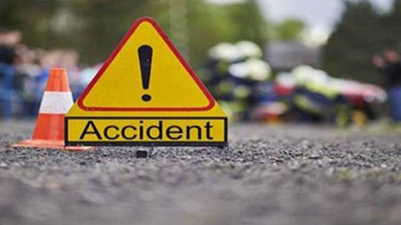 Road accident: ఒకదానివెనుక ఒకటి ఢీకొన్న ఐదు వాహనాలు.. నిట్టనిలువునా ఆయిల్ ట్యాంకర్కు చీలికలు Road accident: ఒకదానివెనుక ఒకటి ఢీకొన్న ఐదు వాహనాలు.. నిట్టనిలువునా ఆయిల్ ట్యాంకర్కు చీలికలు