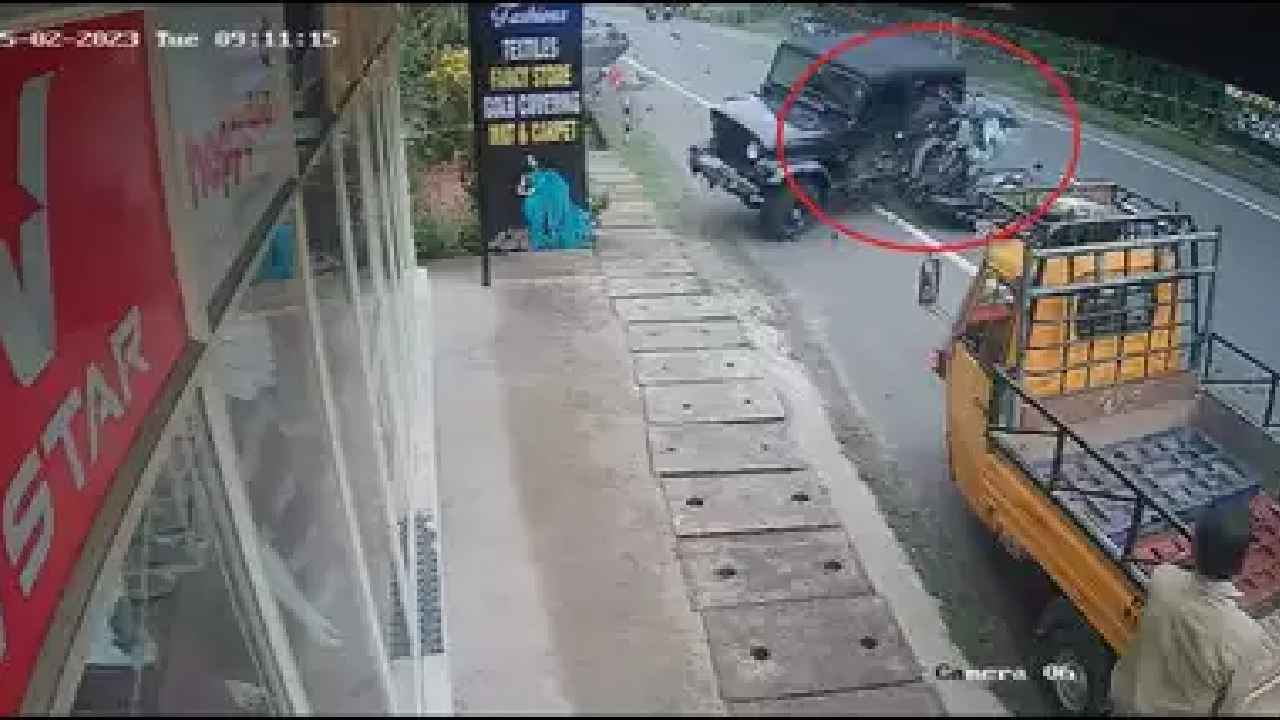 Road Accident : షాకింగ్ వీడియో.. ఒళ్లు గగుర్పొడిచే ప్రమాదం, రోడ్డుపై కారు బీభత్సం Road Accident : షాకింగ్ వీడియో.. ఒళ్లు గగుర్పొడిచే ప్రమాదం, రోడ్డుపై కారు బీభత్సం