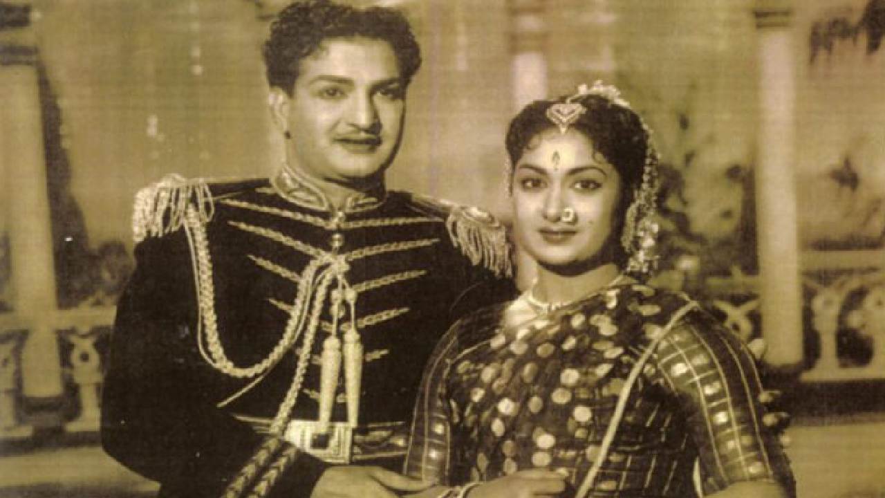 NTR 100 Years : ఎన్టీఆర్ మహానటి సావిత్రిని ఏమని పిలిచేవారో తెలుసా? NTR 100 Years : ఎన్టీఆర్ మహానటి సావిత్రిని ఏమని పిలిచేవారో తెలుసా?