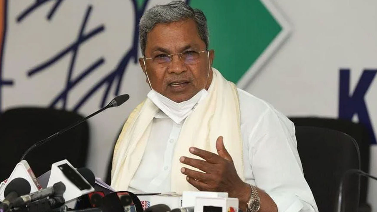 CM Siddaramaiah: బెంగళూరు ట్రాఫిక్ నియంత్రణ కోసం ఏకంగా తన కాన్వాయ్ మీదే సంచలన నిర్ణయం తీసుకున్న సీఎం సిద్ధరామయ్య CM Siddaramaiah: బెంగళూరు ట్రాఫిక్ నియంత్రణ కోసం ఏకంగా తన కాన్వాయ్ మీదే సంచలన నిర్ణయం తీసుకున్న సీఎం సిద్ధరామయ్య