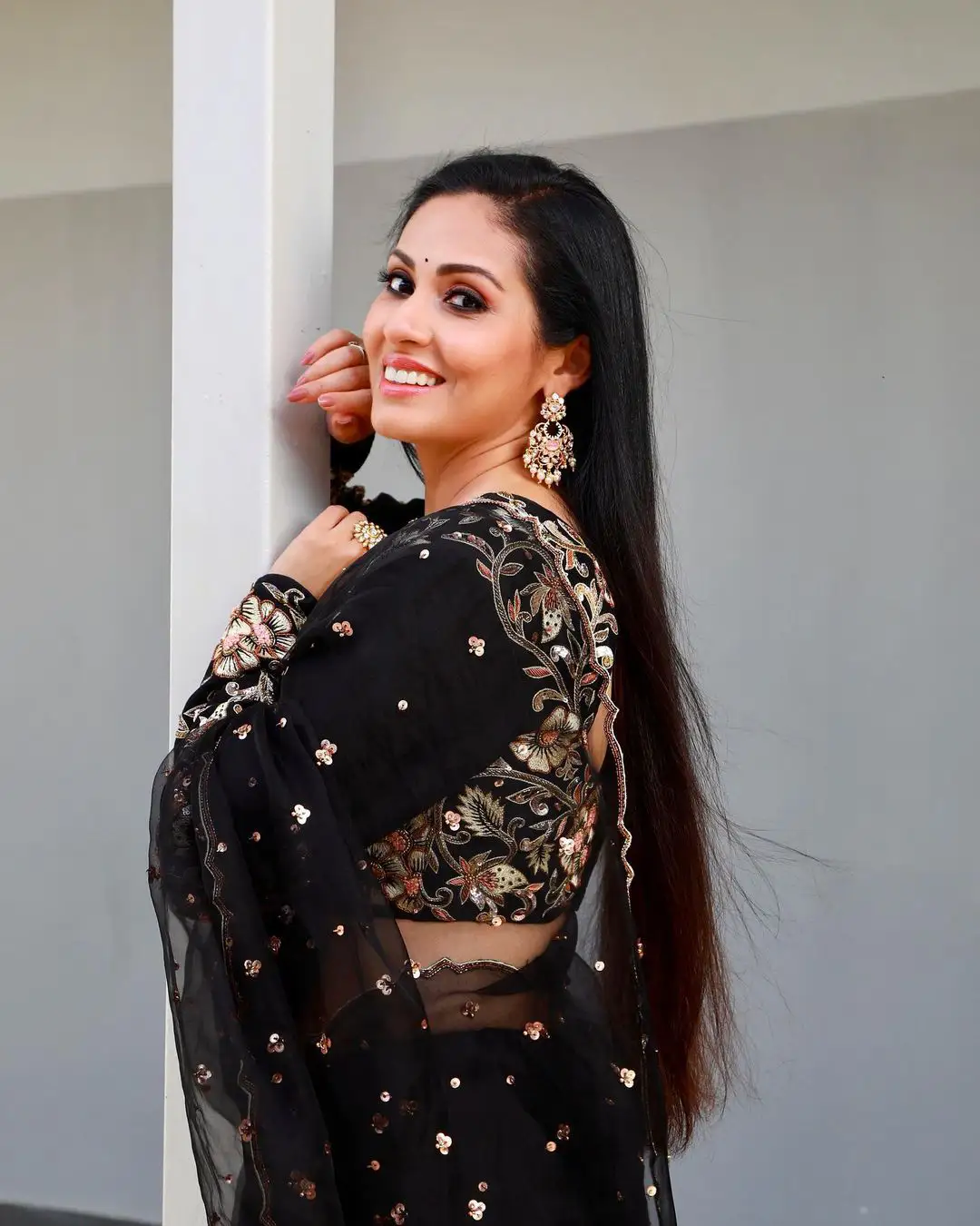 South Actress Sadaa latest photos in black saree
