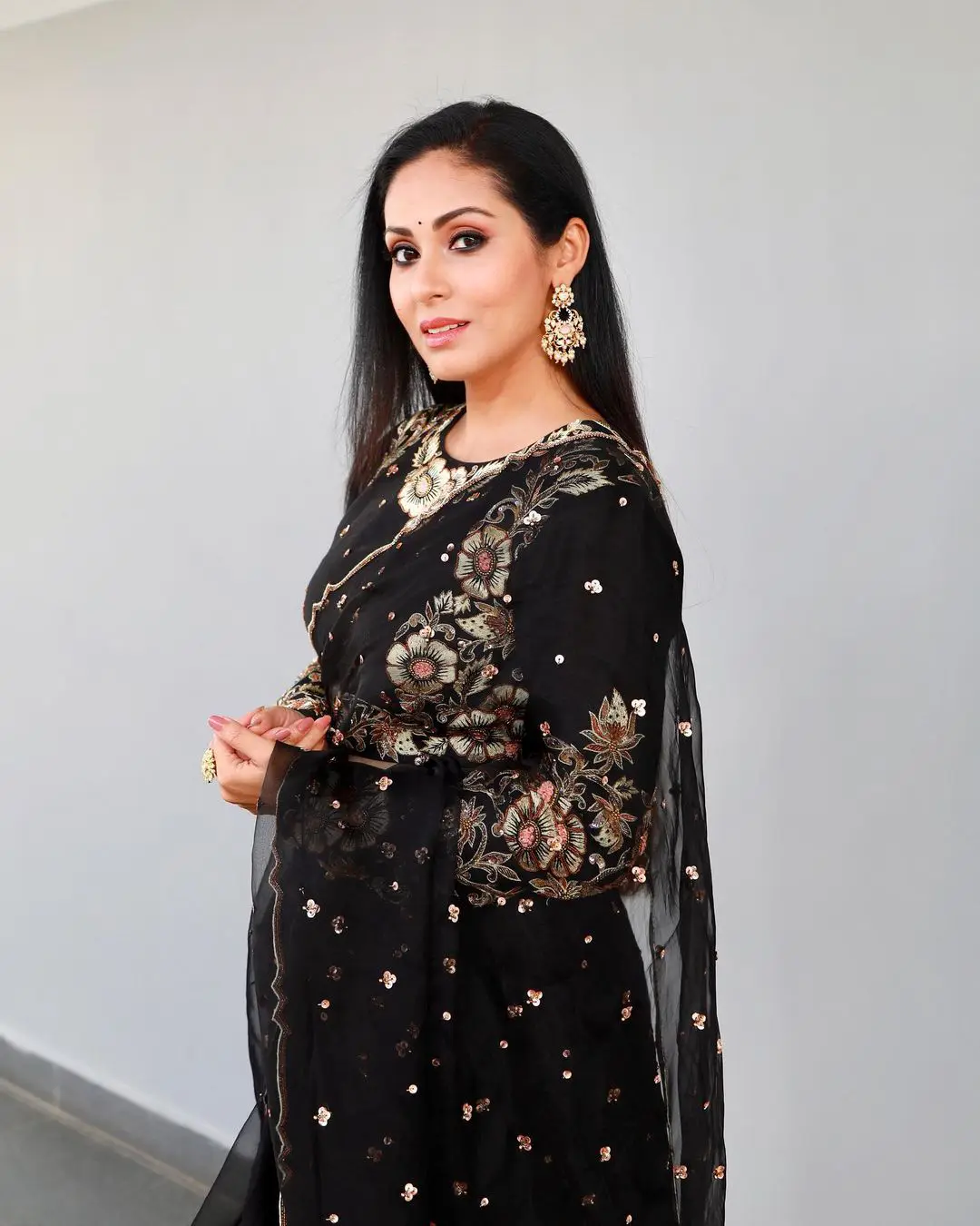 South Actress Sadaa latest photos in black saree