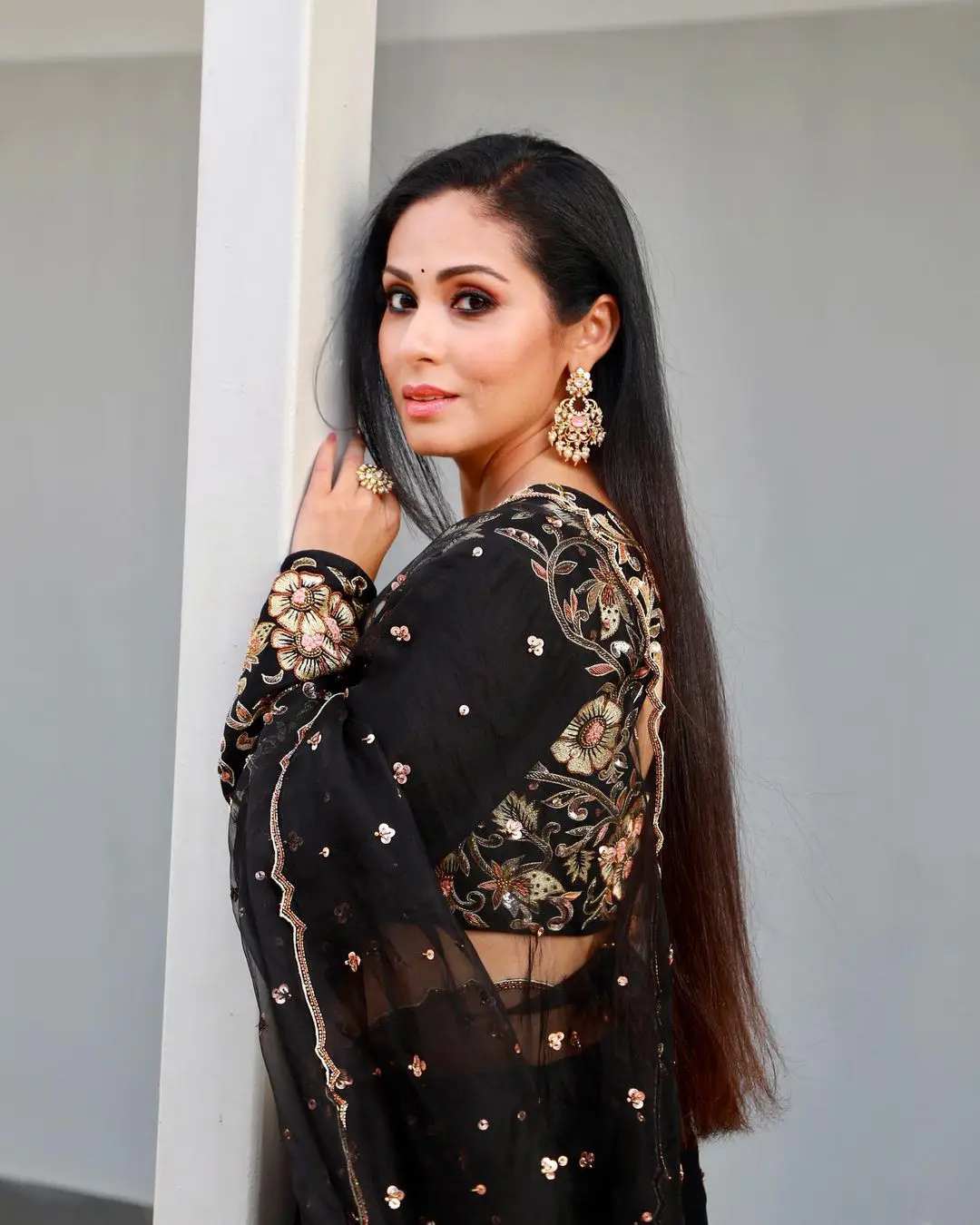 South Actress Sadaa latest photos in black saree