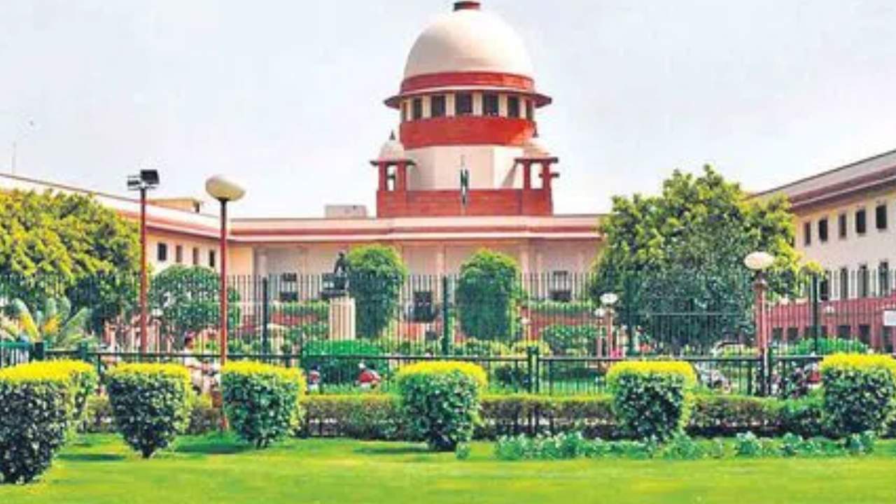 Supreme Court : విడాకులపై సుప్రీంకోర్టు కీలక తీర్పు.. 6 నెలలు ఆగాల్సిన అవసరం లేదన్న ధర్మాసనం Supreme Court : విడాకులపై సుప్రీంకోర్టు కీలక తీర్పు.. 6 నెలలు ఆగాల్సిన అవసరం లేదన్న ధర్మాసనం