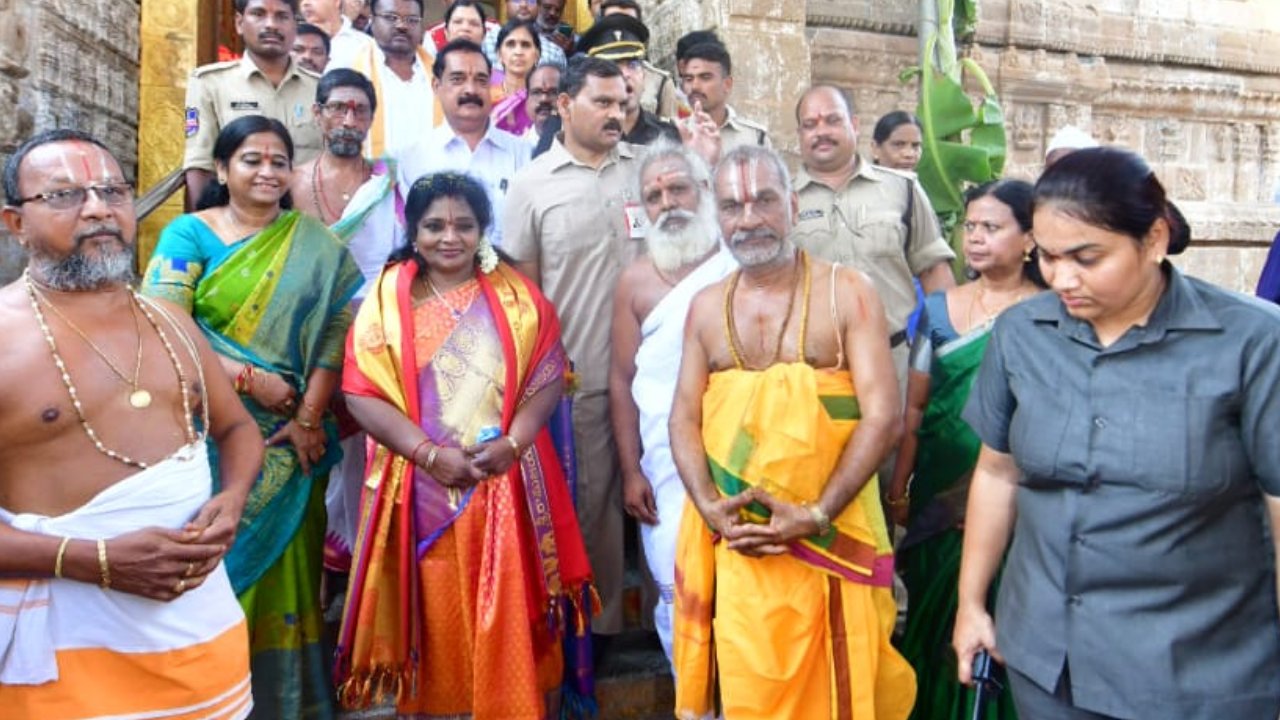 TS Governor: మీ సమస్యలను కేంద్రం దృష్టికి తీసుకెళ్తా.. ఆదివాసీలతో గవర్నర్ తమిళిసై ముఖాముఖీ TS Governor: మీ సమస్యలను కేంద్రం దృష్టికి తీసుకెళ్తా.. ఆదివాసీలతో గవర్నర్ తమిళిసై ముఖాముఖీ
