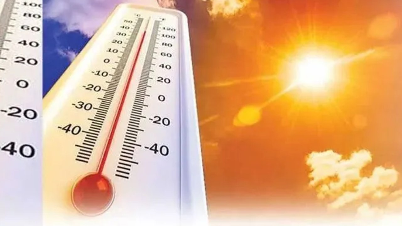 Hot Sun : తెలంగాణలో రానున్న మూడు రోజులు తీవ్ర ఎండలు.. ప్రజలు అప్రమత్తంగా ఉండాలని హెచ్చరిక Hot Sun : తెలంగాణలో రానున్న మూడు రోజులు తీవ్ర ఎండలు.. ప్రజలు అప్రమత్తంగా ఉండాలని హెచ్చరిక