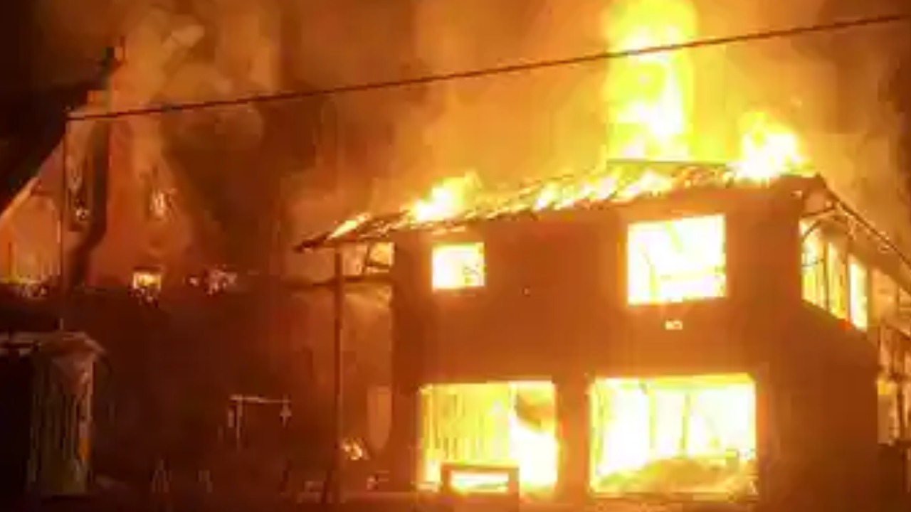 Tirupati Fires : ఆ గ్రామంలో ఏం జరుగుతోంది..?! అకారణంగా మంటలు,కాలిపోతున్న ఇళ్లల్లోని వస్తువులు..క్షుద్రపూజలేనంటున్న స్థానికులు Tirupati Fires : ఆ గ్రామంలో ఏం జరుగుతోంది..?! అకారణంగా మంటలు,కాలిపోతున్న ఇళ్లల్లోని వస్తువులు..క్షుద్రపూజలేనంటున్న స్థానికులు