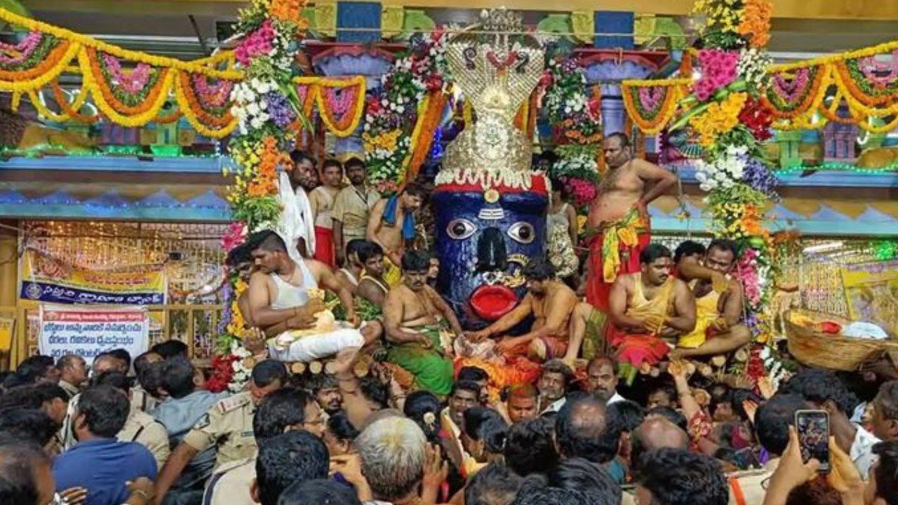 Tirupati Gangamma Jathara: చాటింపుతో వైభవంగా ప్రారంభమైన తిరుపతి గంగమ్మ జాతర.. వేరే ఊరోళ్లు రాత్రి ఉండొద్దు.. Tirupati Gangamma Jathara: చాటింపుతో వైభవంగా ప్రారంభమైన తిరుపతి గంగమ్మ జాతర.. వేరే ఊరోళ్లు రాత్రి ఉండొద్దు..