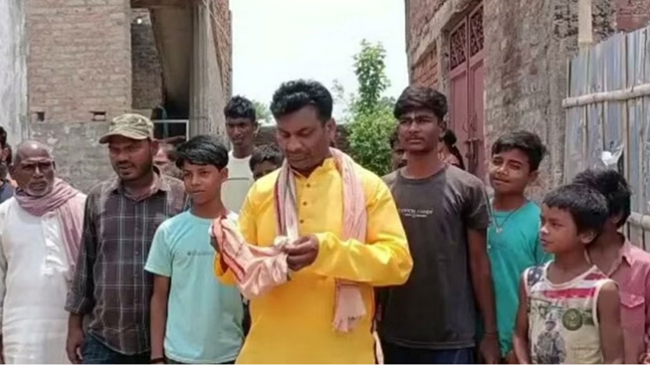 Bihar Politics: ఓట్లు అడిగిన ప్రజలనే నోట్లు అడుగుతున్న నేత.. వింత పద్దతిలో ఎన్నికల ప్రచారం Bihar Politics: ఓట్లు అడిగిన ప్రజలనే నోట్లు అడుగుతున్న నేత.. వింత పద్దతిలో ఎన్నికల ప్రచారం