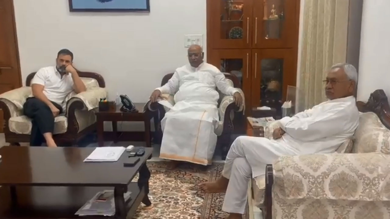 Nitish Kumar: మల్లికార్జున ఖర్గే, రాహుల్ గాంధీలను కలిసిన నితీశ్ కుమార్ Nitish Kumar: మల్లికార్జున ఖర్గే, రాహుల్ గాంధీలను కలిసిన నితీశ్ కుమార్