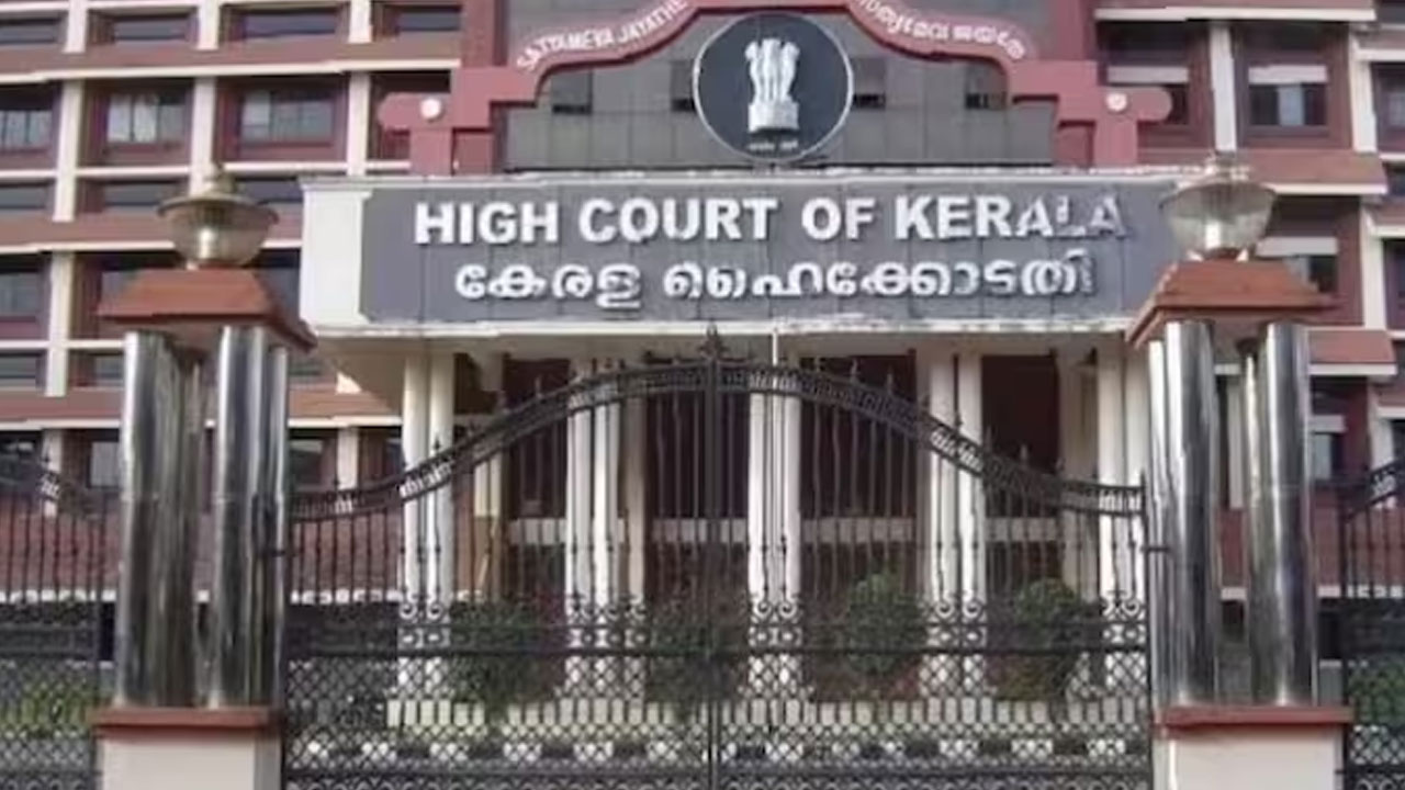 Kerala: సోదరుడి ద్వారా గర్భం దాల్చిన మైనర్.. 7 నెలల గర్భాన్ని తొలగించేందుకు అనుమతిచ్చిన కోర్టు Kerala: సోదరుడి ద్వారా గర్భం దాల్చిన మైనర్.. 7 నెలల గర్భాన్ని తొలగించేందుకు అనుమతిచ్చిన కోర్టు