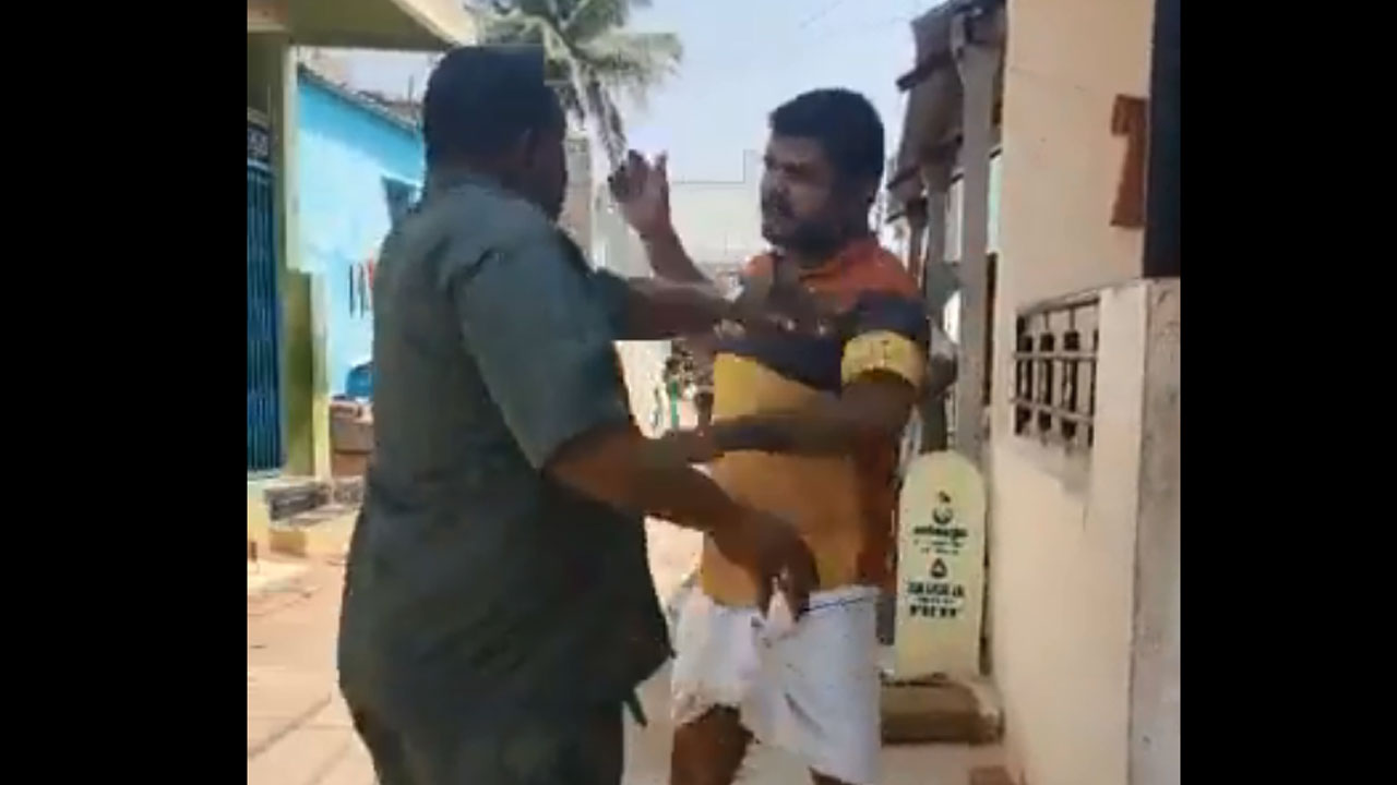Viral Video: బిల్లు వసూలు చేసేందుకు వచ్చిన విద్యుత్ శాఖ ఉద్యోగిని చెప్పుతో కొట్టిన వ్యక్తి Viral Video: బిల్లు వసూలు చేసేందుకు వచ్చిన విద్యుత్ శాఖ ఉద్యోగిని చెప్పుతో కొట్టిన వ్యక్తి