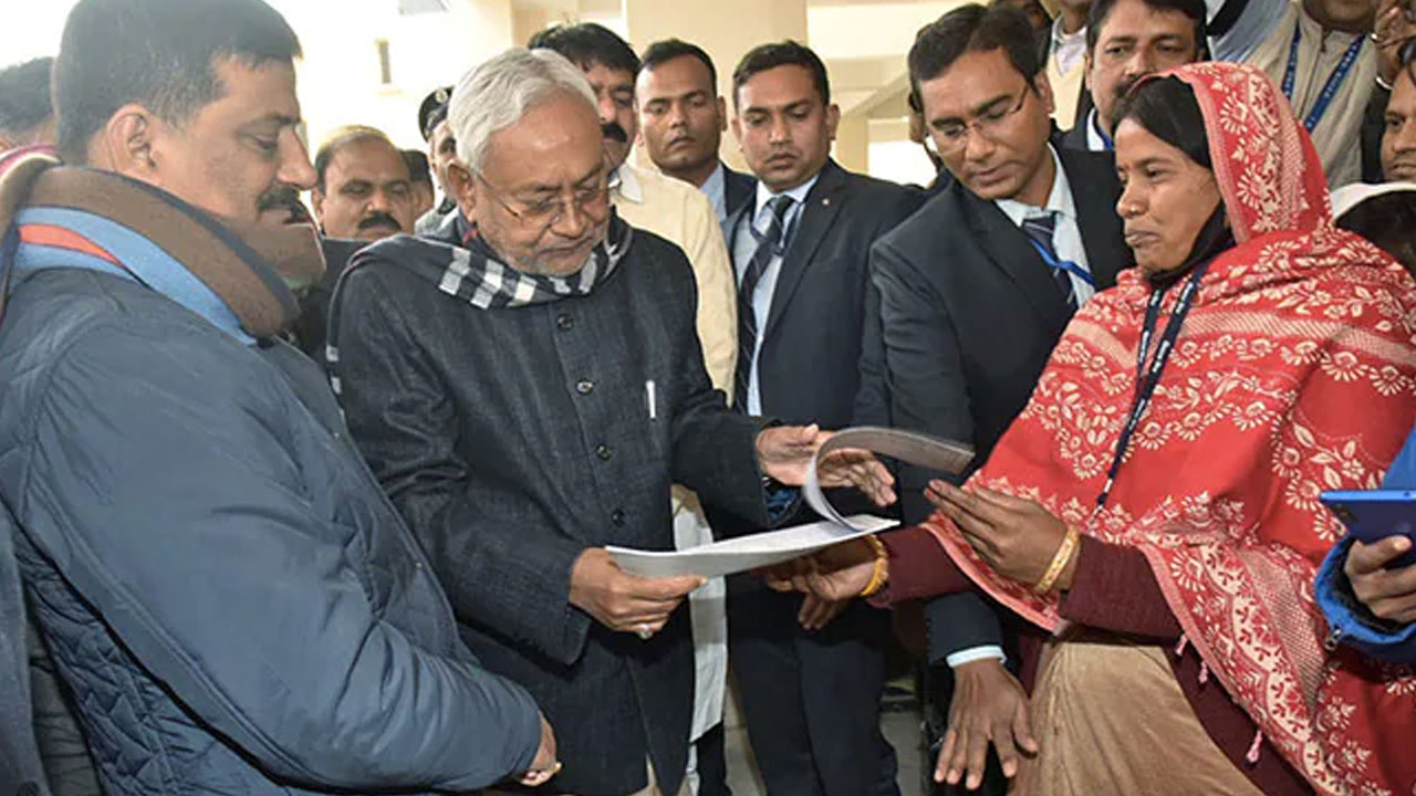 Bihar: నితీశ్ ప్రభుత్వం చేపట్టిన కులగణనపై స్టే విధించిన హైకోర్టు Bihar: నితీశ్ ప్రభుత్వం చేపట్టిన కులగణనపై స్టే విధించిన హైకోర్టు