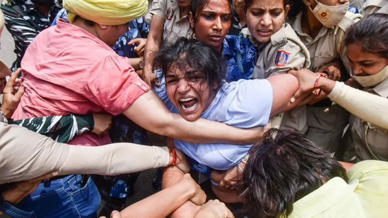 Wrestlers detained: రెజ్లర్ల అరెస్టుపై తీవ్ర వ్యతిరేకత.. ఎవరెవరు ఏమన్నారంటే? Wrestlers detained: రెజ్లర్ల అరెస్టుపై తీవ్ర వ్యతిరేకత.. ఎవరెవరు ఏమన్నారంటే?
