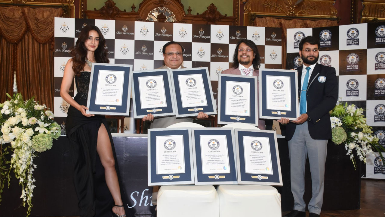 Guinness World Records: 8 గిన్నిస్ వరల్డ్ రికార్డ్స్ టైటిల్స్ సాధించిన శివ నారాయణ్ జ్యువెలర్స్ Guinness World Records: 8 గిన్నిస్ వరల్డ్ రికార్డ్స్ టైటిల్స్ సాధించిన శివ నారాయణ్ జ్యువెలర్స్