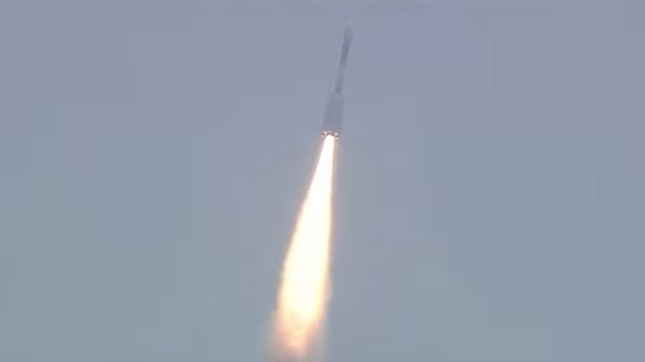 GSLV NVS-1: నిప్పులు కక్కుతూ నింగిలోకి దూసుకెళ్లిన జీఎస్ఎల్వీ–ఎఫ్12 GSLV NVS-1: నిప్పులు కక్కుతూ నింగిలోకి దూసుకెళ్లిన జీఎస్ఎల్వీ–ఎఫ్12