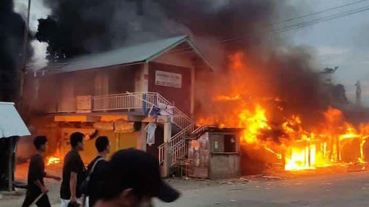 Manipur violence: కనిపిస్తే కాల్చేయండి.. మణిపూర్ అల్లర్ల నేపథ్యంలో కఠిన ఆదేశాలు ఇచ్చిన ప్రభుత్వం Manipur violence: కనిపిస్తే కాల్చేయండి.. మణిపూర్ అల్లర్ల నేపథ్యంలో కఠిన ఆదేశాలు ఇచ్చిన ప్రభుత్వం