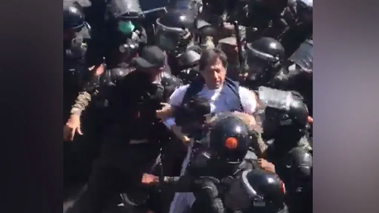Imran Khan Arrest: ఇమ్రాన్ ఖాన్ అరెస్టును వ్యతిరేకిస్తూ పాకిస్తాన్లో వెల్లువెత్తుతున్న నిరసన.. నెట్టింటా హల్చల్ Imran Khan Arrest: ఇమ్రాన్ ఖాన్ అరెస్టును వ్యతిరేకిస్తూ పాకిస్తాన్లో వెల్లువెత్తుతున్న నిరసన.. నెట్టింటా హల్చల్